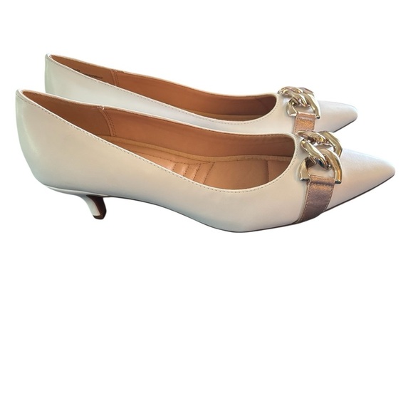 VTG Adrienne Vittadini White Faux Leather Kitten Heels 9M With Bold Gold Chain - Picture 2 of 9